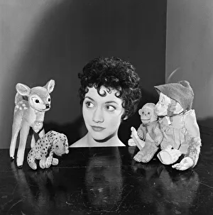 00999 Prints: Amanda Barrie, aged 20, appearing in Five Past Eight at the Kings Theatre