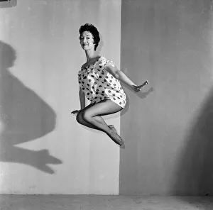 00999 Prints: Amanda Barrie, aged 20, appearing in Five Past Eight at the Kings Theatre