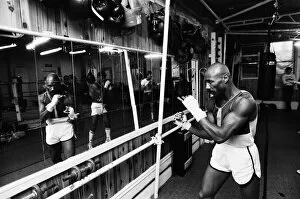 01118 Collection: American boxer Marvin Hagler in London to challenge WBC