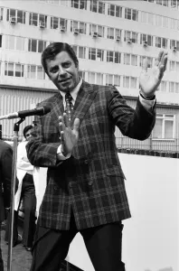 00943 Prints: American comedian Jerry Lewis, in London for cabaret season