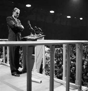 01163 Prints: American evangelist Billy Graham speaks to the crowd at the Harringay Arena in North