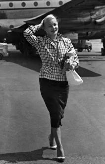 00082 Prints: American film actress Barbara Payton arriving in London