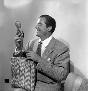Carving Prints: American film star Dana Andrews returned to London from the African jungle where location