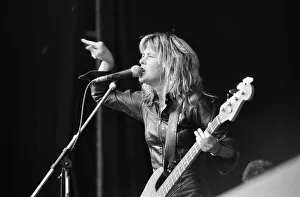 00948 Prints: American glam rock musician Suzi Quatro performing on stage on Saturday night