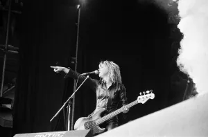 00948 Prints: American glam rock musician Suzi Quatro performing on stage on Saturday night
