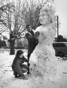 00089 Prints: American graduate student Ken Donney and his wife Jill seen with giant snow woman they