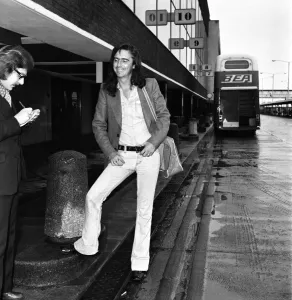 00274 Prints: American rock singer Alice Cooper arrives in London ahead of his tour