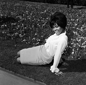 Skirt Prints: American singer Dionne Warwick enjoying the sunshine in the Embankment Gardens