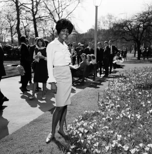 00689 Prints: American singer Dionne Warwick enjoying the sunshine in the Embankment Gardens