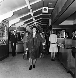 American singer, Pat Boone, had only two minutes to catch his aircraft at London Airport