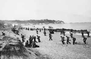 American troops of the 34th Infantry Division landing on the beaches at Surcouf
