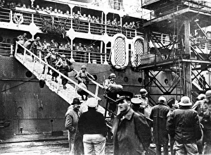 01459 Prints: American troops disembarking at Cardiff docks during the Second World War, 1943
