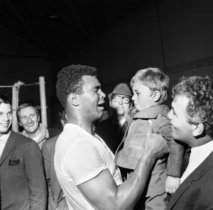 00753 Prints: American world champion heavyweight boxer Muhammad Ali (formerly Cassius Clay