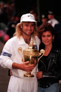 ANDRE AGASSI AND GIRLFRIEND WENDY STEWART IN THE WIMBLEDON TENNIS 1992 FINAL