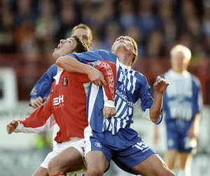 00572 Prints: Andy Hunt of Charlton and Darren Purse of Birmingham City both tussle for the ball during