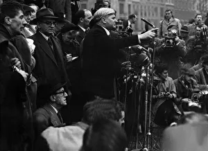00086 Prints: Aneurin Bevan Labour MP giving speech 1956 in Trafalgar Square London