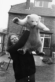Animals - Polar Bear - Heave Ho! Lesley hoists up the polar bear cub but she won