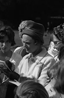 Anna Neagle actress signing autographs at Sandown Races P6121 Box Q185