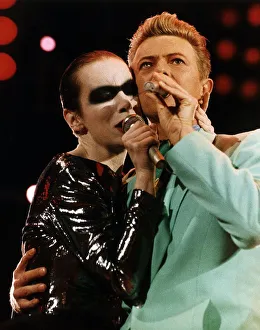 Annie Lennox & David Bowie singing at Freddy Mercurys Wembley Aids Concert