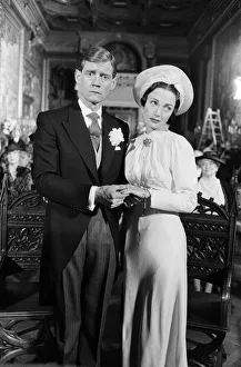 01093 Prints: Anthony Andrews as King Edward VIII and Jane Seymour as Wallis Simpson on the set of