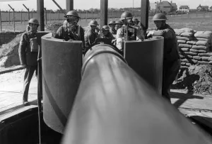 00095 Prints: Anti aircraft spotters and gunners of the Britsh Army on the look out for enemy aircraft