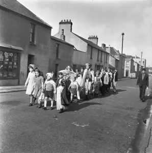 01117 Prints: Arab children seen here on their way to attend the Peel Street Mosque in Tiger Bay