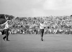 Argentine golfer Roberto de Vicenzo acknowledges the applause of the crowd as he walks