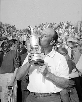 Argentine golfer Roberto de Vicenzo akisses the Claret Jug trophy after winning
