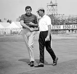 Argentine golfer Roberto de Vicenzo (right) shakes hands with Hedley Muscroft after their