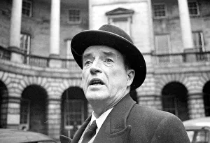 Divorce Prints: Argyll Divorce - May 1963 The Duke of Argyll seen here outside the Law Courts