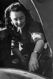 00113 Prints: Army Women. A. T. S. Want More Drivers and mechanics. An appeal has been inssued for