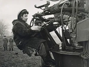 Army Women - ATS operator guiding a Searchlight 1940s Soldiers - British army
