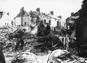 01036 Prints: ARP personnel, Air raid warden help to search for survivors in the wreckage of De-La-Pole