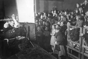 00075 Prints: ARP warden John Hunt entertaining school children of Epsom at a South London museum