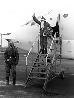 00193 Prints: The arrival of Santa Claus by V-bomber at Gaydon RAF station in 1964