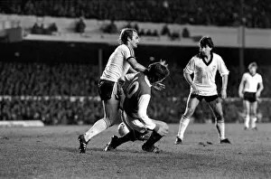 Images Dated 27th December 1980: Arsenal (1) v. Ipswich (1). Mick Mills clears from Steve Gatting 10 watched by Mariner