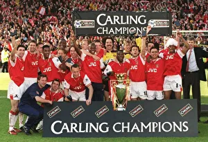 Men Only Prints: Arsenal players celebrating after beating Everton four nil at Highbury to win the Carling