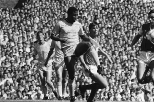 00627 Prints: Arsenal v Liverpool Division One Football 15th August 1987 John Barnes in action