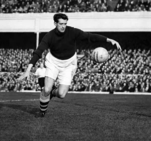 Arsenal v. Sunderland. Platt Arsenal goalie saves from Broadis. November 1950 P009515