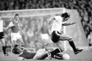 00237 Prints: Arsenals defence attempts to repel another attack from Manchester United August