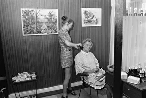 Images Dated 1st January 1973: Art on display at Hairdressing Salon, Middlesbrough, Circa 1973