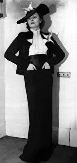 Images Dated 15th September 2015: Ascot tailored costume - January 1938 Black cloth long skirt with white chiffon