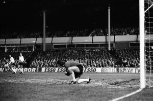 00913 Prints: Aston Villa 5 - 1 Liverpool, League Division One match held at Villa Park