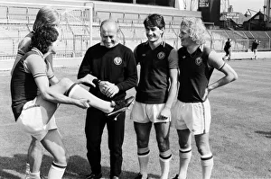 Former Prints: Aston Villa Manager Ron Saunders enjoys a joke with John Gidman, Ken McNaught