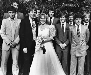00325 Collection: Aston Villa star Gordon Cowans and his bride, Jackie, are surrounded by friends from