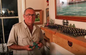 01427 Prints: AUTHOR JOHN SANDILANDS WITH COLLECTION OF TOY SOLDIERS 27 / 07 / 1995