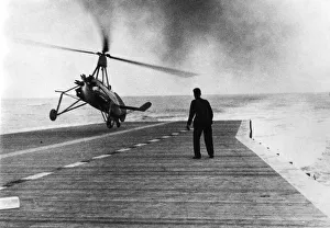 Aviation, Autogiro. The take-off, made diagonally so as to avoid the gun turrets