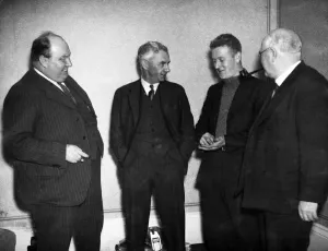 00945 Prints: Ayr United football team skipper Currie with directors Frew