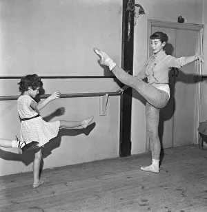 01113 Prints: Baby classes and young children who have their ballet lessons at the Rambert School in