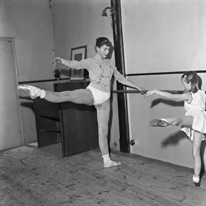 01113 Prints: Baby classes and young children who have their ballet lessons at the Rambert School in